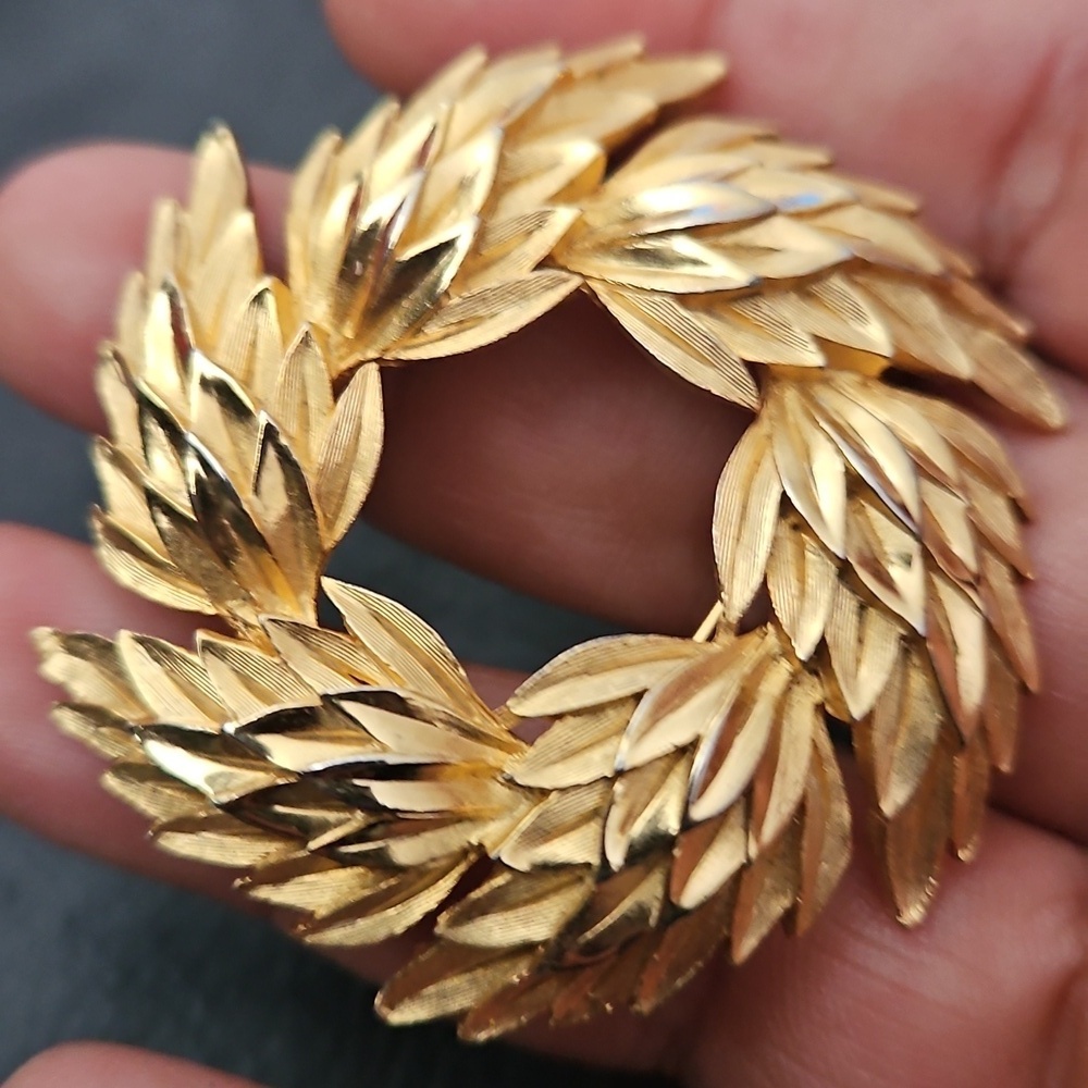 Vintage Crown Trifari Textured Leaves Gold Tone Brooch Pin - Picture 3 of 10